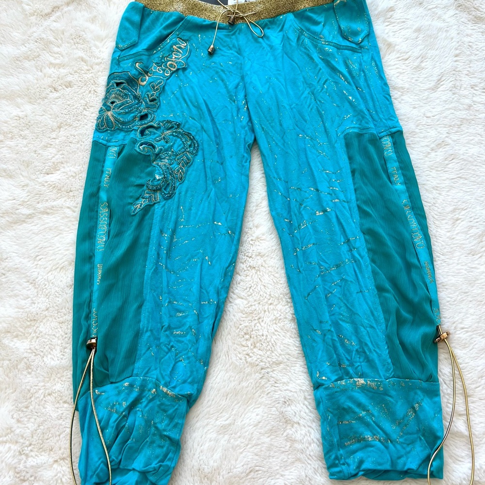 Stylish Blue Capris with Gold Accents